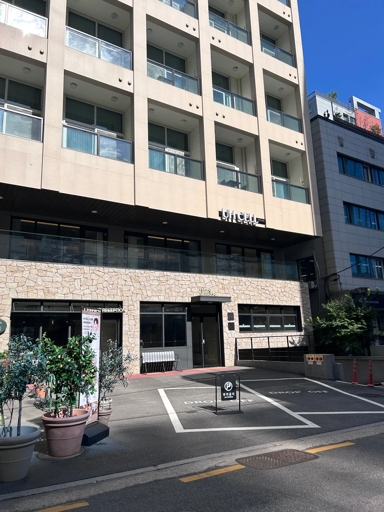 UH FLAT SIGNATURE GANGNAMとUHCELLクリニック カンナム店の外観