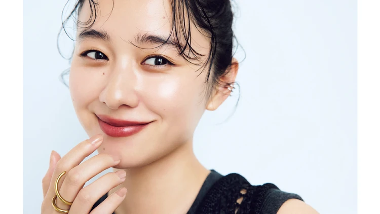 【夏の最新キラキラリップメイク】堀田真由さんがお手本! 下唇の真ん中にきらめきを小さくのせて今っぽく