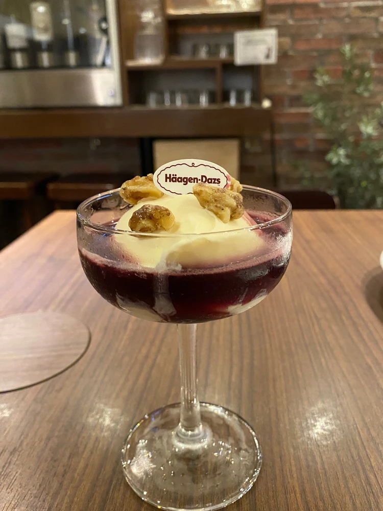 ワインがかかったアイスの出来上がり