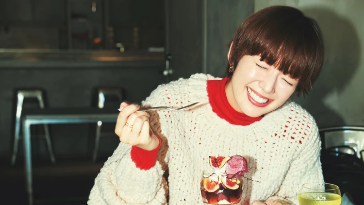 【ざっくりニットコーデ】赤をのぞかせてカジュアルニットを華やかに【BAILA今日のコーデ】