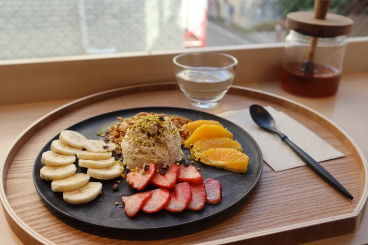 ニイチナナ　腸活　グリークヨーグルト　専門店　美容皮膚科クリニック　監修　東京　外苑前　毎日食べても飽きないボウル　はちみつ　ハチミツ　かけ放題