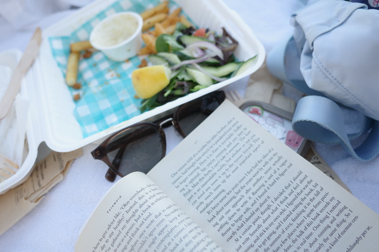 ビーチ チル chill beach ビーチでの過ごし方 ビーチでのチルな過ごし方 読書女子 読書 ビーチでの読書
