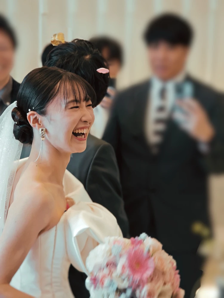 グランブリエ東京　フラワーシャワーの様子　新婦の笑顔　景色がオススメの結婚式　食事が美味しい結婚式　アクセスが良い結婚式場　自由度が高い結婚式　高層階の結婚式場　卒花のリアルレビュー　グランブリエ東京口コミ