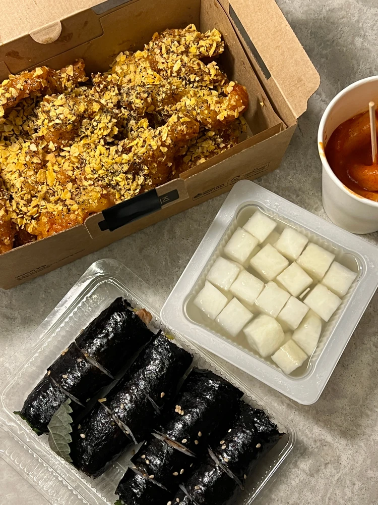 韓国・キョチョンチキンをテイクアウトしてホテルで食べる様子