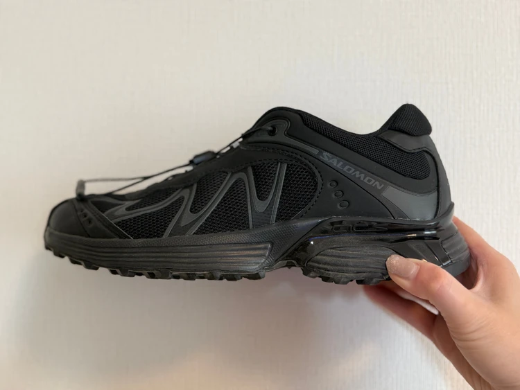 サロモン・ウィスパー2025新作|シンプル派が選んだ“大人の黒スニーカー”レビュー#スニーカー部_3