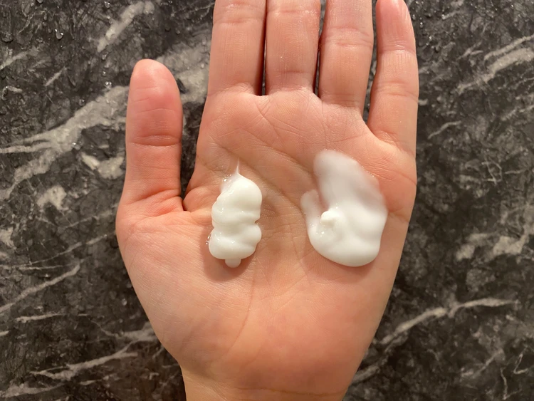 キュレルとビオレを両方、手に出してみた！テクスチャーの使用感など