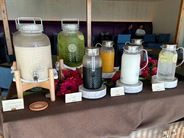 星のや竹富島の朝食ドリンクバー｜ジュースやコーヒーが並ぶセルフサービス