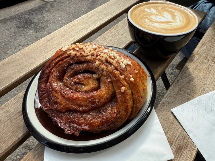 ラムズロースターズのシナモンロールはカリカリ・モチモチで一番美味しかった。