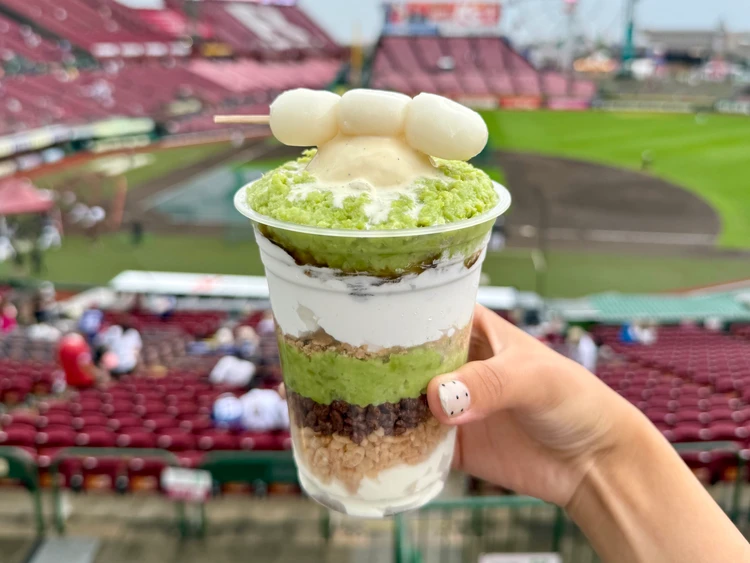 楽天イーグルスで味わえる、ずんだパフェをスタジアムをバックに撮った写真
