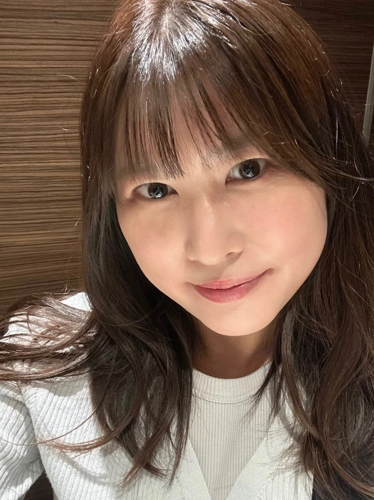 ハーフムーンチークをつけた顔