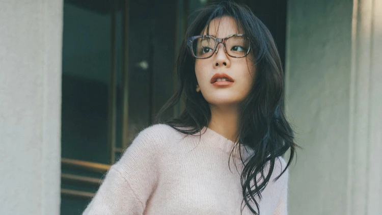 【顔映えニットコーデ】愛らしいピンクニットを相棒に新年をスタート【BAILA今日のコーデ】