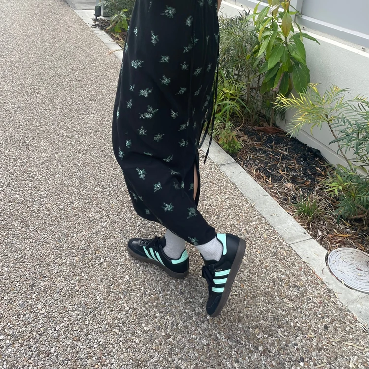 【薄底スニーカー】大人が履きたいadidas OriginalsのSAMBA OG。サイズ感・履き心地・コーデ_4