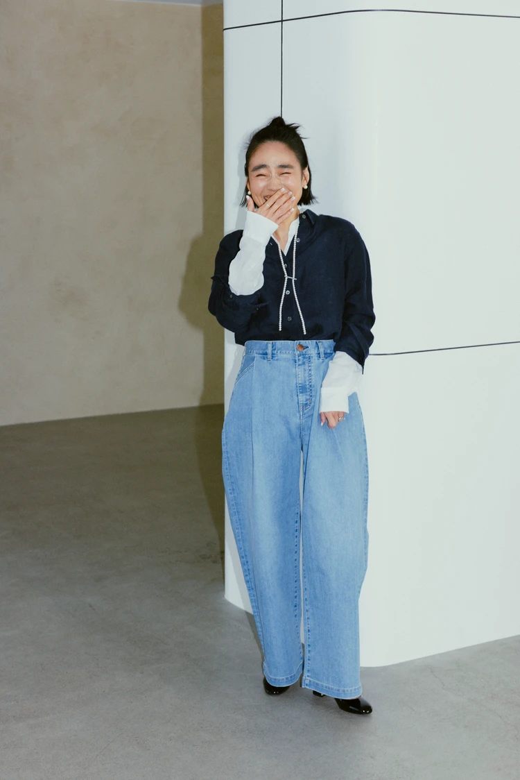 「23区」の“涼映えデニム” タックワイドパンツ シャツコーデ