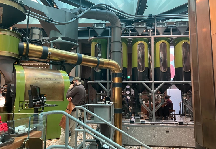 【ミラノ】郵便局？美術館？「世界一美しい」高級スタバの正体をルポ【欧州初】_4_3