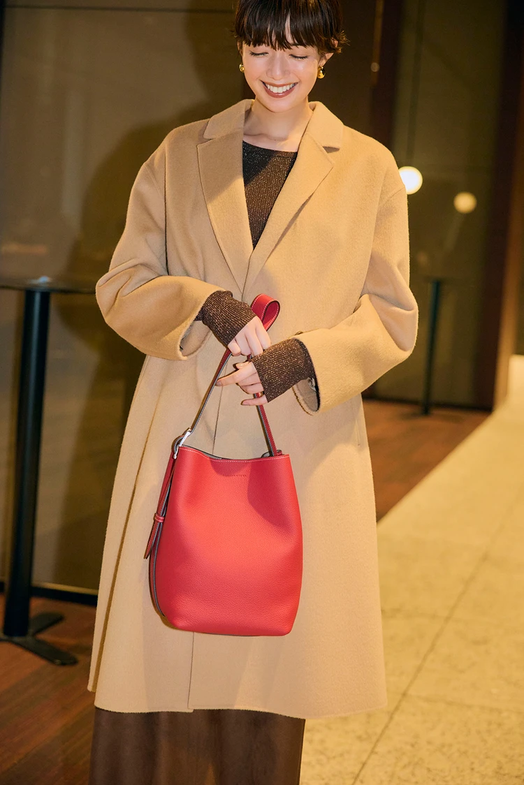 佐藤栞里 女友達とのナイトアウトはこなれ感漂うバゲットバッグ「ミーナ」のレッドを指名