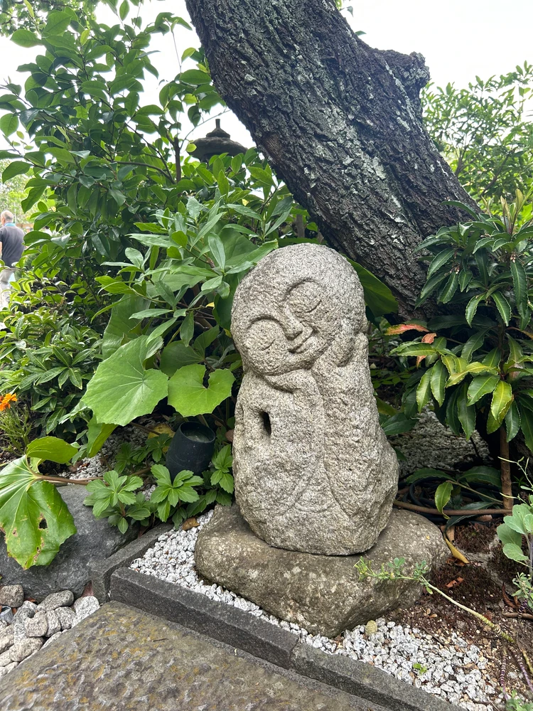 ポーズが可愛いお地蔵さん