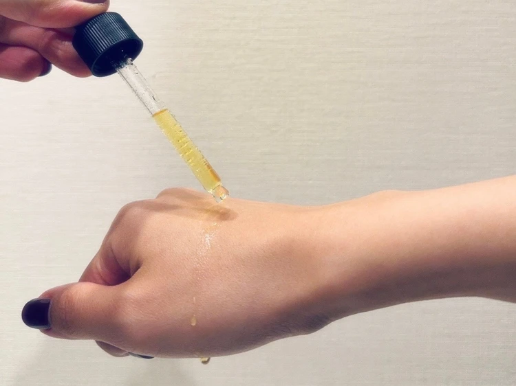 COSRXビタミンC23セラムを使用する様子