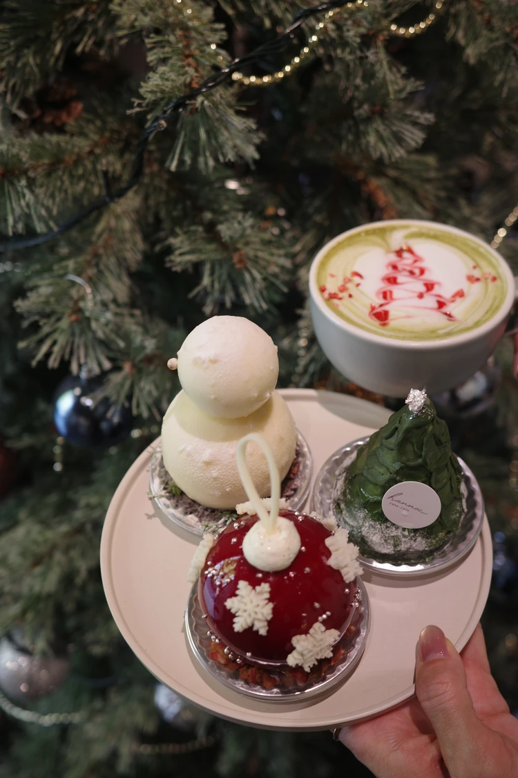hannocで注文したクリスマスシーズンのケーキとドリンク