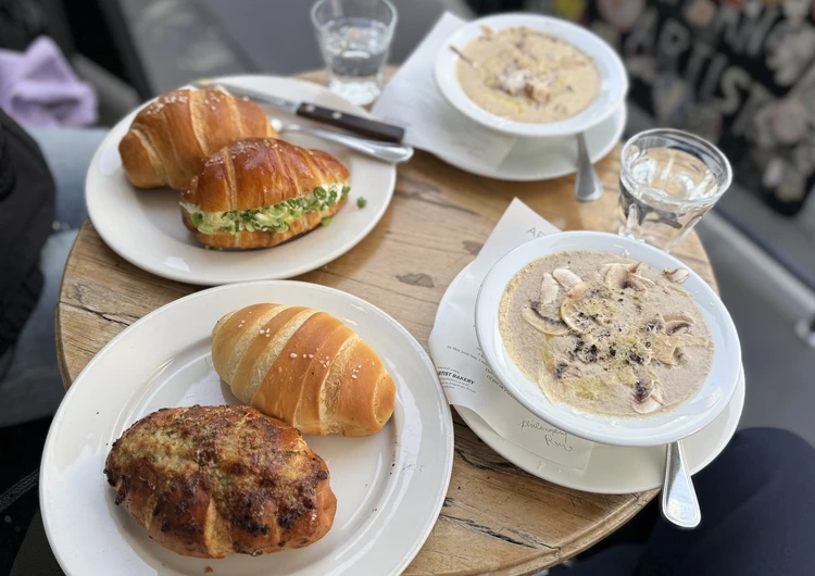     ARTIST BAKERYで注文した塩パンとスープ