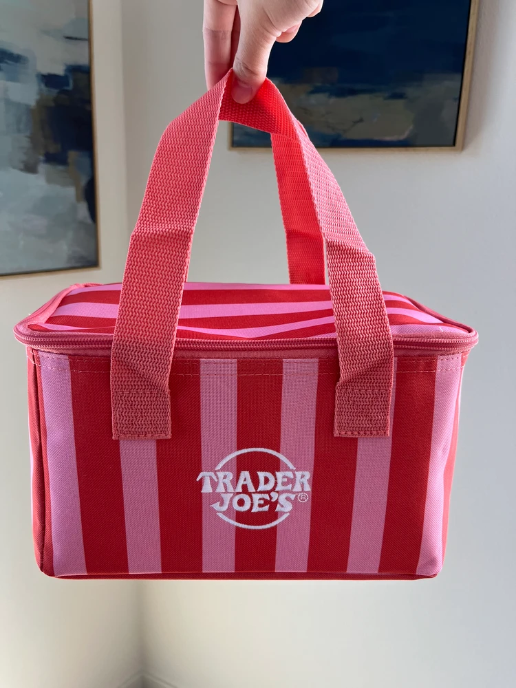 【話題】アメリカの人気スーパーTrader Joe's開店待ちで新作ミニ保冷トートをゲットしてきました！_1