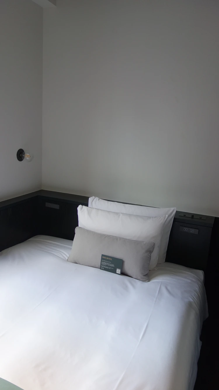 DDD Hotel のミニマルで落ち着いた洗練されたベッドルーム