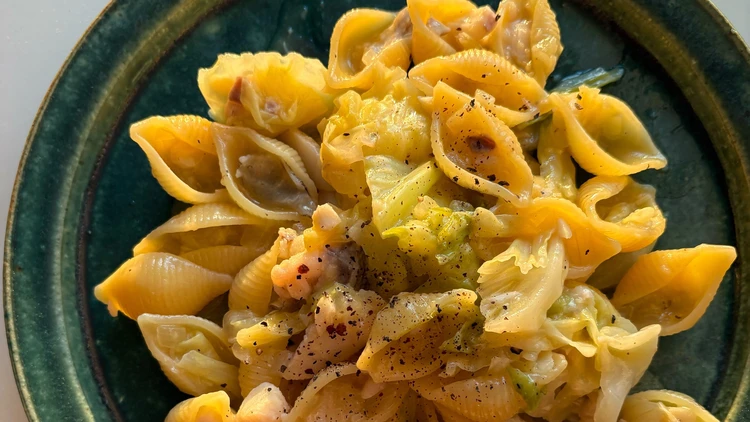 【長谷川あかりのご自愛ごはん vol.62】ワンパンでつくれる!簡単なのにプロっぽい、オレンジ香る「鱈とキャベツのオレンジ煮込みショートパスタ」