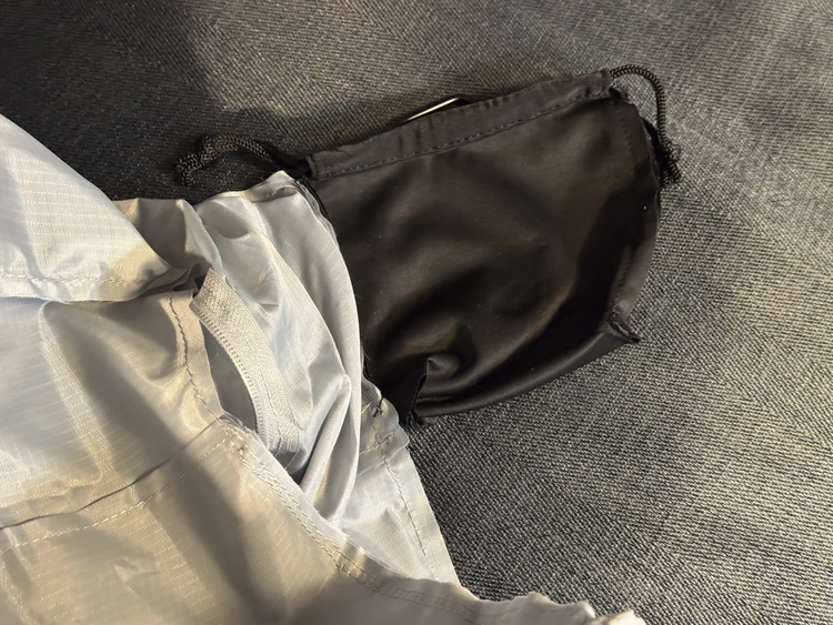 【世界 100 か国以上旅する旅人おすすめ！】スーツケースからずり落ちる悩みを解決！｜ ４ SPRINGS ずれないキャリーオンバッグが旅を快適にしすぎた_4