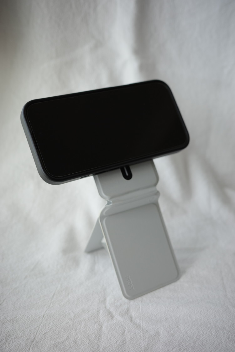 MOFTの8-IN-1多機能スタンドでスマホを立てた状態