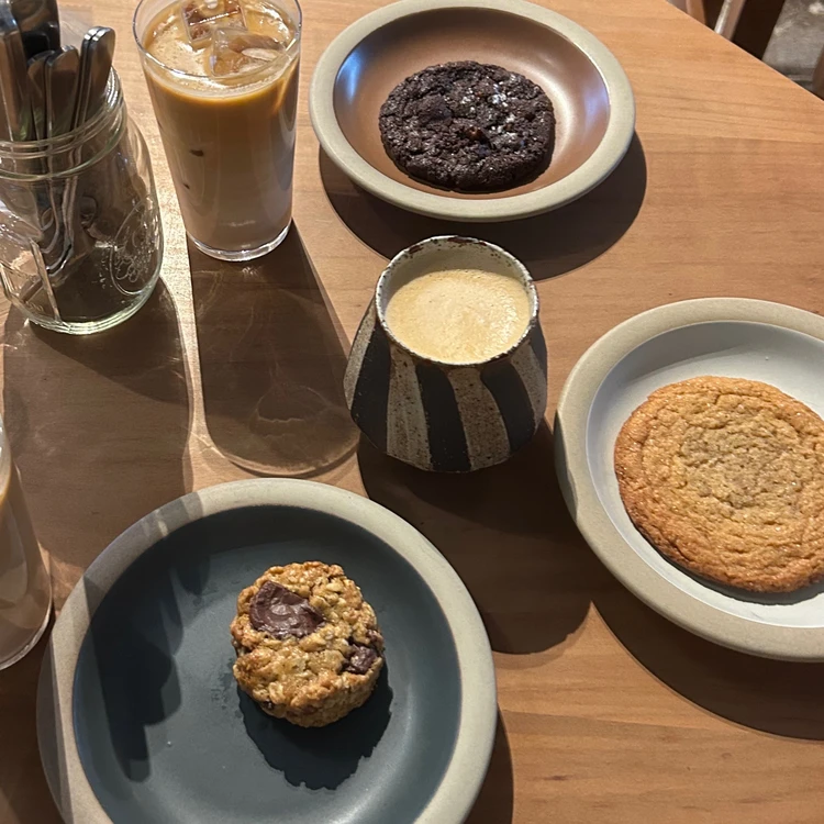 Parklet Bakeryのクッキー。キャラメルサワードウクルトンのダブルチョコクッキー・ピーナッツバター味噌クッキー・オートミールクッキー。