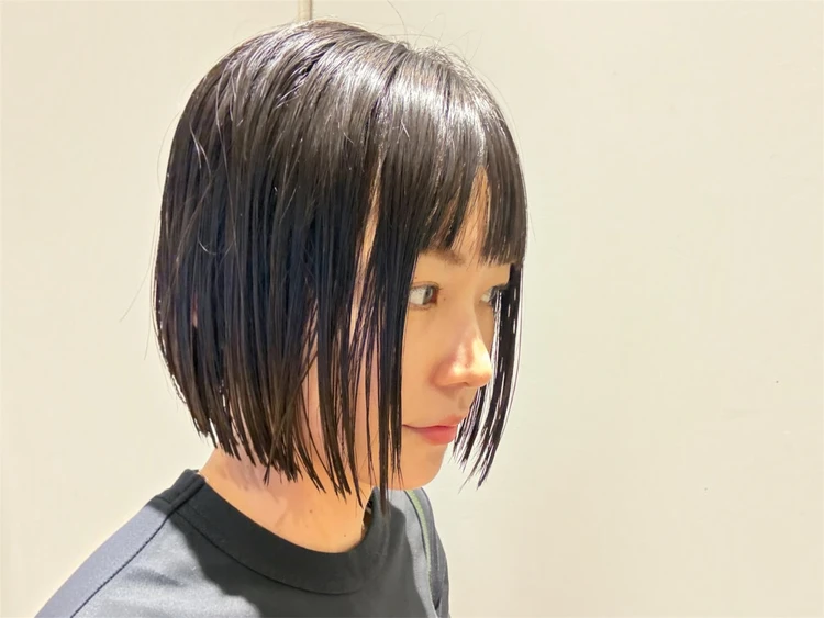 ツヤと束感のあるボブヘアの横顔