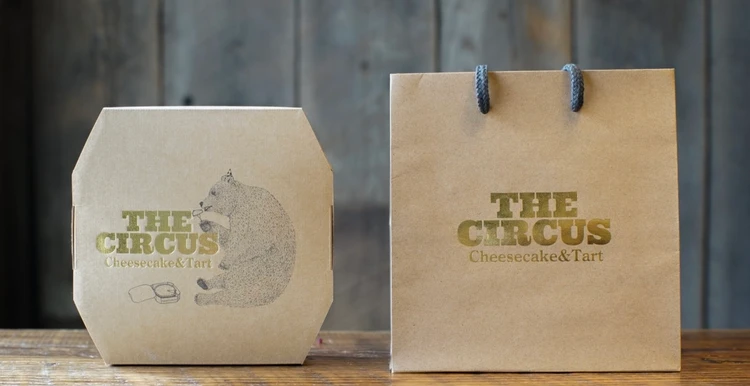 THE CIRCUS KAMAKURAのチーズケーキ用テイクアウトボックスと紙袋