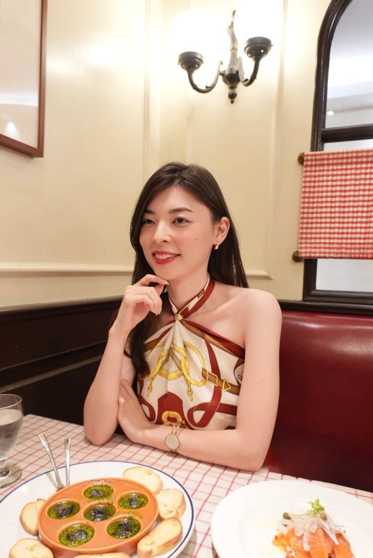 女友達との食事に出かけた夜のコーディネート