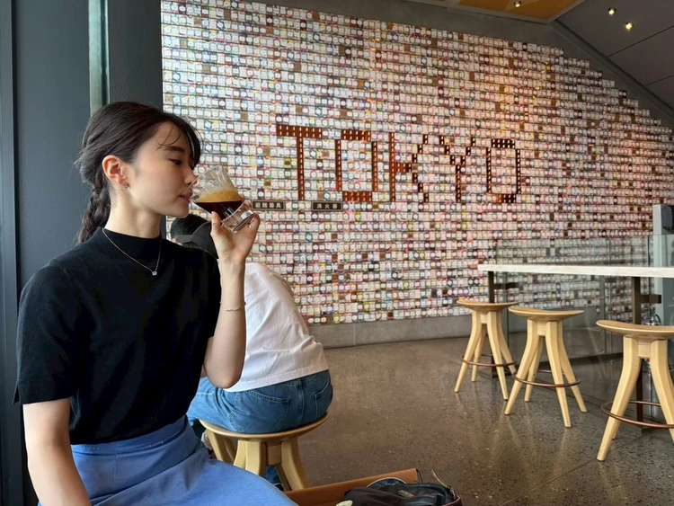 コーヒーを飲む女性　STARBUCKS RESERVE ROASTERY TOKYO　スターバックスリザーブロースタリートウキョウ　スタバ中目黒