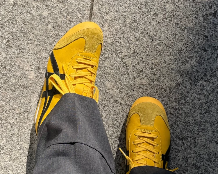 海外SNAPで人気！オニツカタイガーが大人モノトーンに効く#スニーカー部_1