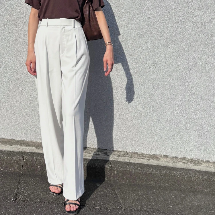 夏も万能♡UNIQLOのタックワイドはホワイトが高見え_1