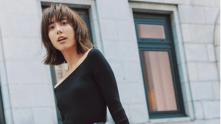 【フレアスカートコーデ】シックな柄スカートが定番ニットをあか抜けさせる【BAILA今日のコーデ】