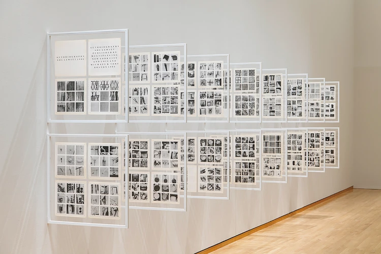 会場風景。1980年刊行のアーティスト・ブック《自伝》