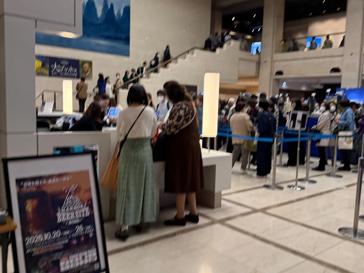 朝10時半のチケットブース