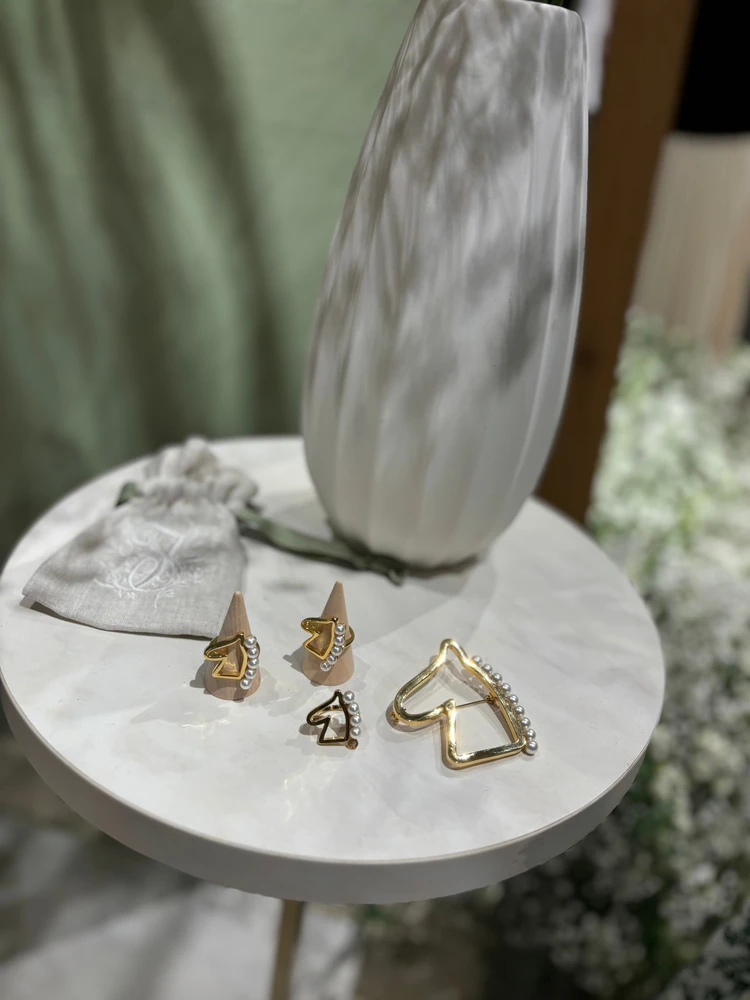 ホースリング、ブローチ