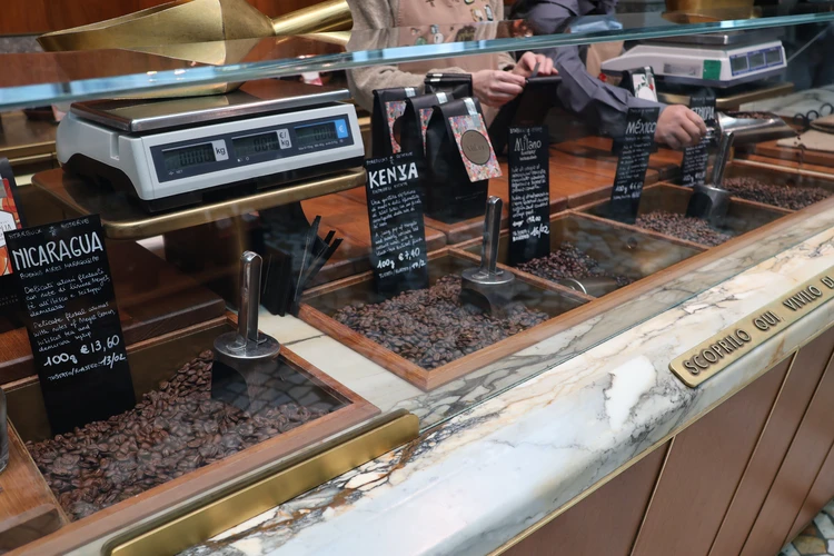 【ミラノ】郵便局？美術館？「世界一美しい」高級スタバの正体をルポ【欧州初】_10