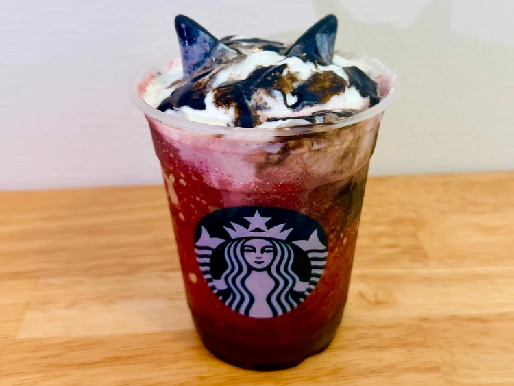 黒猫アサイーベリーフラペチーノ。甘酸っぱいアサイーとベリーのフルーティなフラペチーノ、猫耳チョコのトッピングが見える。