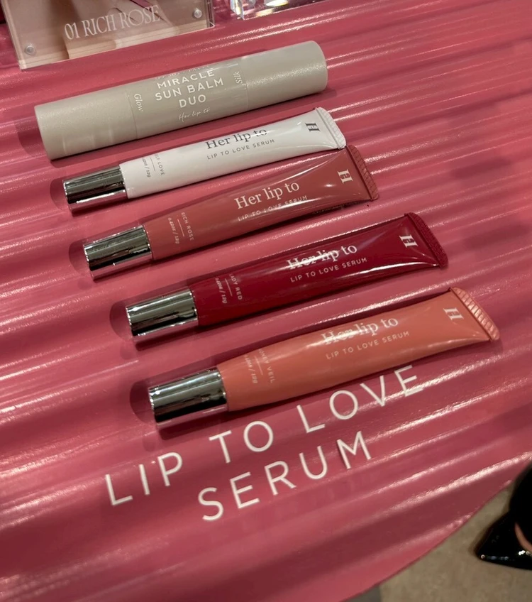 【Her lip to BEAUTY】一番人気より「LADY RED」!?こじはるリップの新作セラム、30代の顔色を救う神色を新宿ルミネで指名買い。_2_1