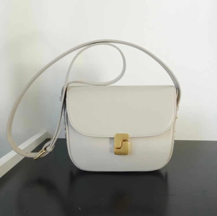 パリで購入した「Soeur（スール）」の白バッグがこの春、大活躍しそうです【エディターズピック】