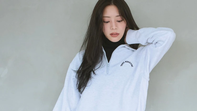 【スウェットコーデ】リラクシーなトップスがフェミニンコーデに今っぽさを運ぶ【BAILA今日のコーデ】