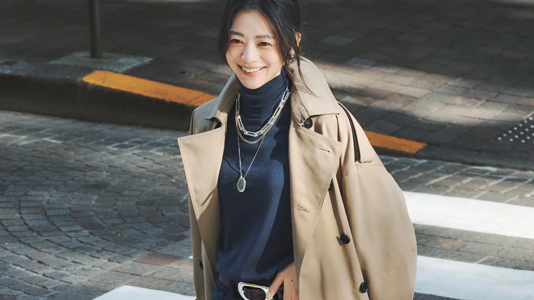 【ローファーコーデ】王道トレンチと合わせてとことん品よく【BAILA今日のコーデ】
