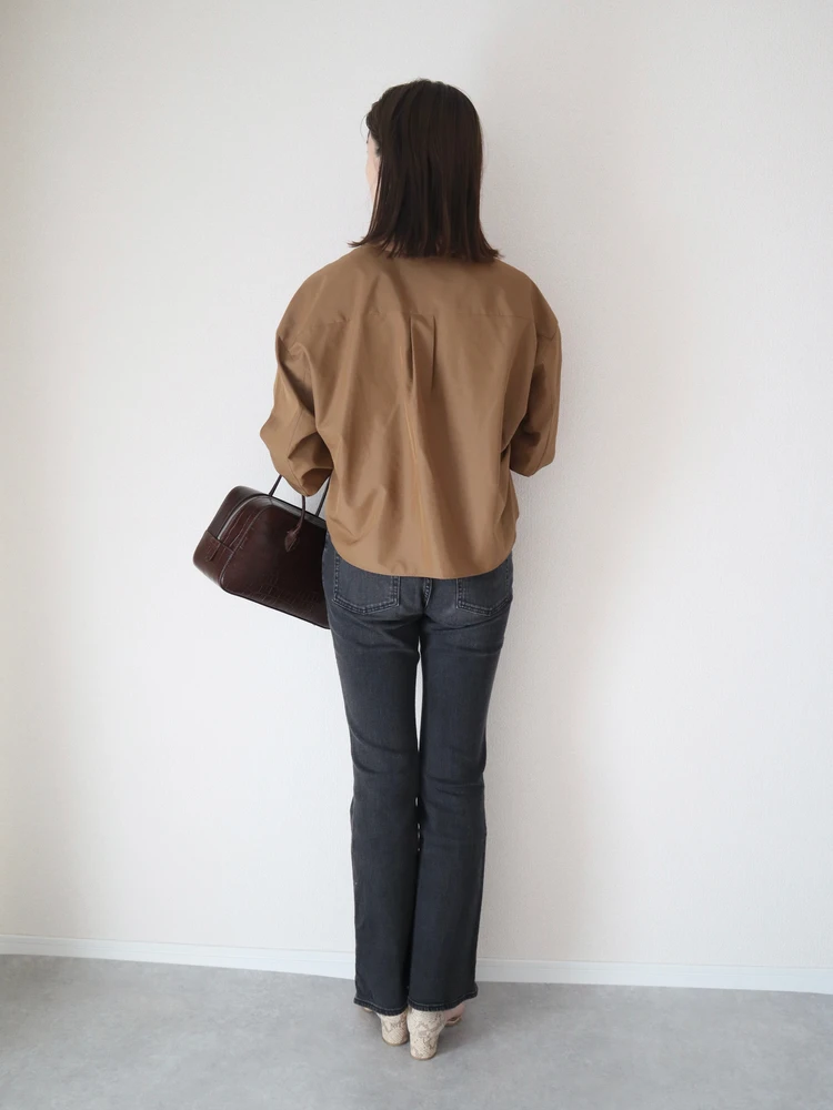 GU ジーユー スリムフレアジーンズ 晩夏 秋 デニム コーデ 30代 後ろ