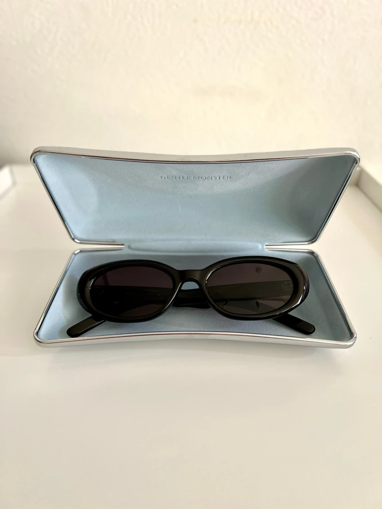 大人カジュアルに映える。Gentle Monsterのブラウンオーバルサングラスコーデ5選 #ファッション部_1