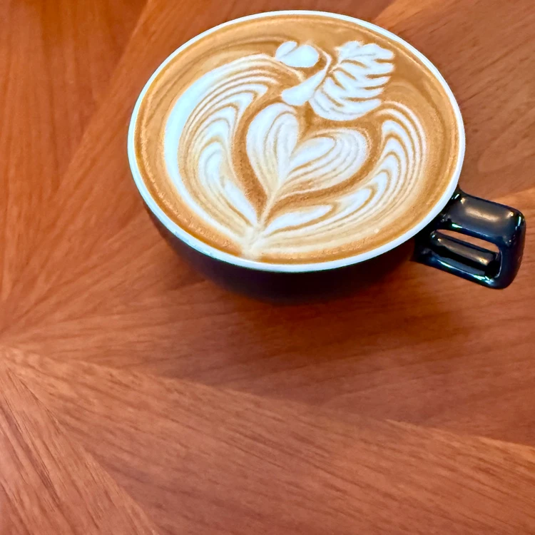 【LIWEI COFFEE（リウェイコーヒー）】 台湾出身の世界チャンピオンのラテを堪能！【エディターズピック】