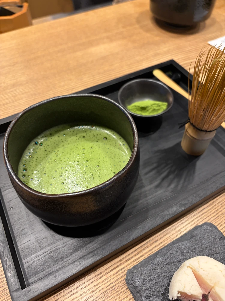 自分で抹茶を点てる体験の様子