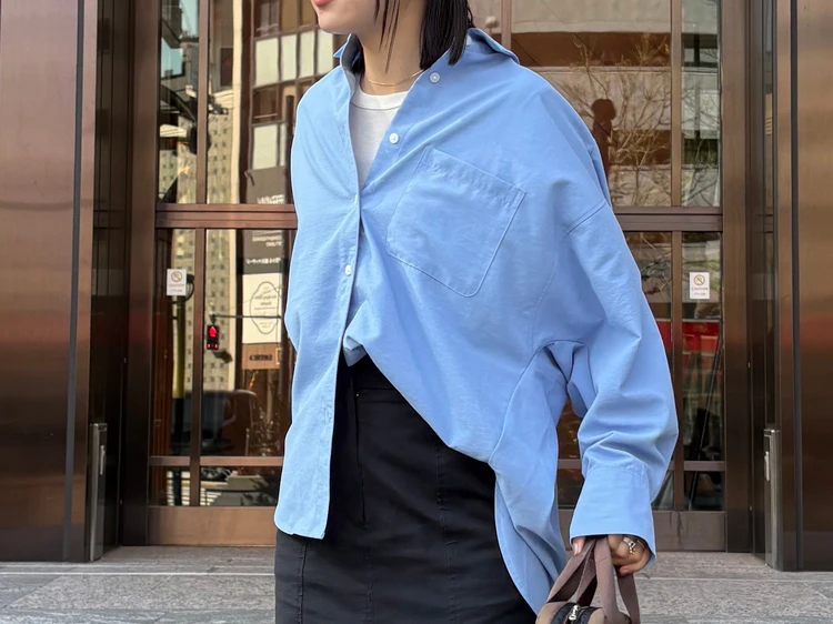 GU ドルマンスリーブシャツの肩周りと身頃のシルエットの写真